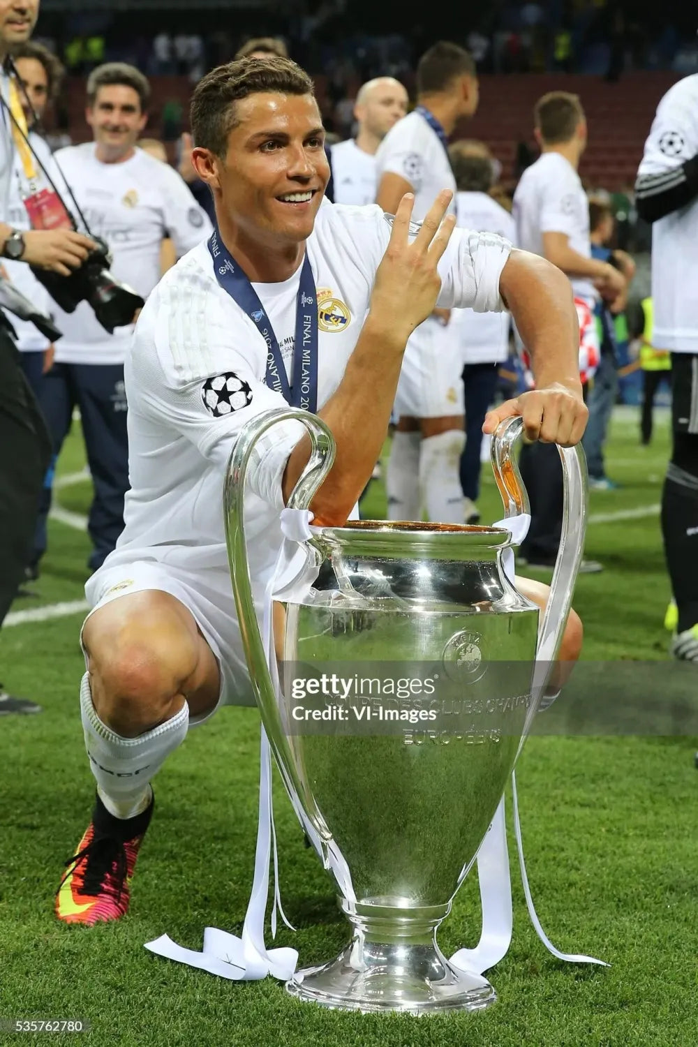 2015/2016 Retro Real Madrid Home Long Sleeve Player 1:1 Quality Soccer Jersey