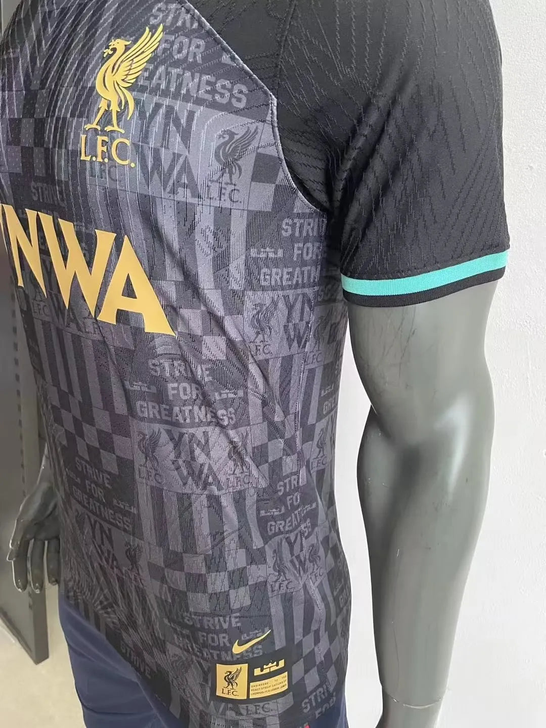 23/24 LeBron Jame x Liverpool Black Player 1:1 Quality Training Jersey